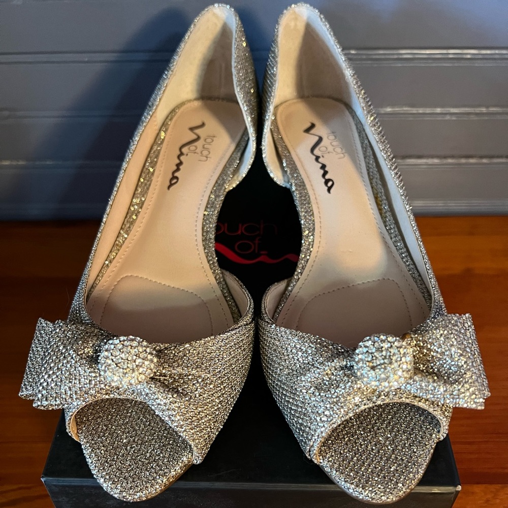Nina Roberta Silver Latte Glitter Bow Wedge Mardi Gras Party Shoes Size 6